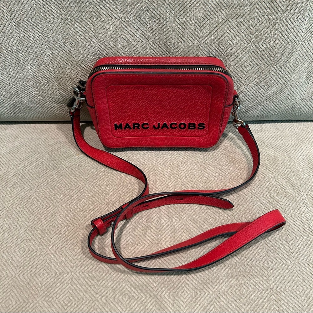 Marc Jacobs signature box leather crossbody bag style # M0015765 authentic